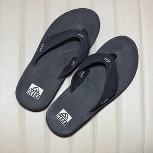 Reef Men’s Black Contoured Flip-Flop Sandals bottom bottle opener 11